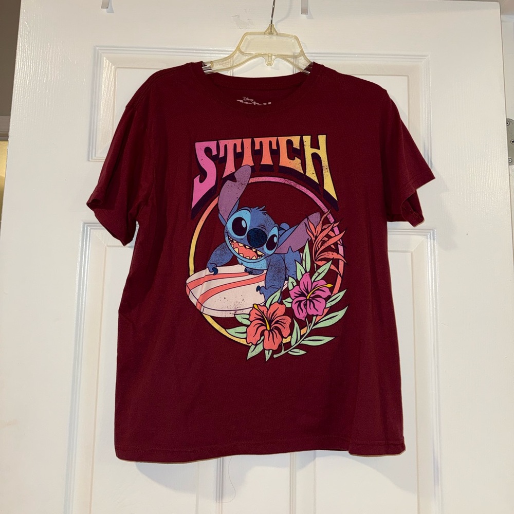 Disney Stitch Graphic Tee in Maroon w/ Hawaiian Flower Surf Print - Size XL 🌺